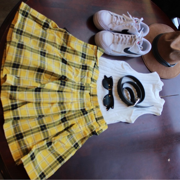 Yellow college style mini skirt medium size and white shirt 🍂🛍️🛒 - Picture 3 of 6